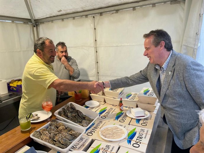 Marcelino Marcos Líndez, a la derecha