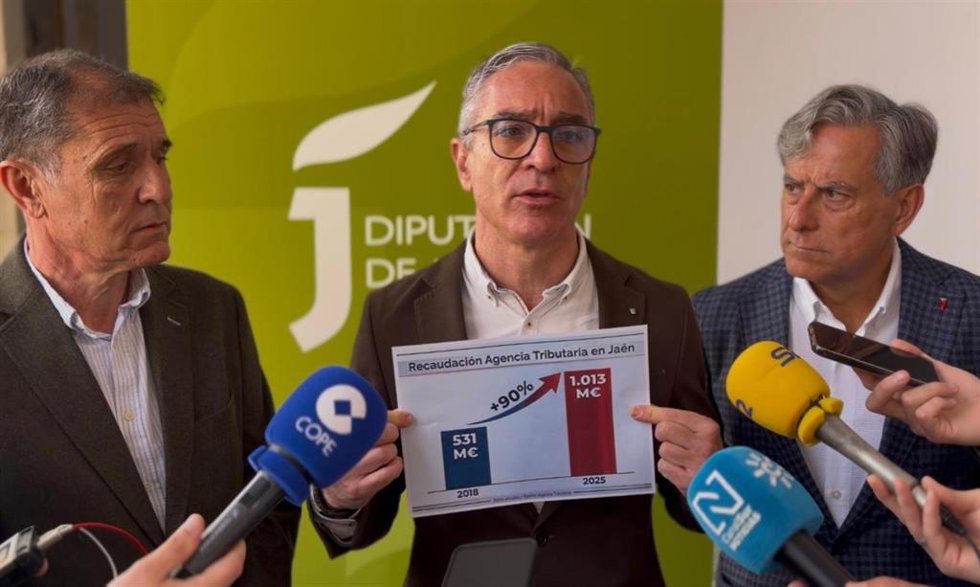 Luis Mariano Camacho durante sus declaraciones a los medios antes de entrar en el pleno