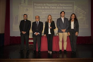Foto familiar de la presentación del proyecto de reparación y restauración de la ermita de Nuestro Padre Jesús Nazareno de Bujalance.