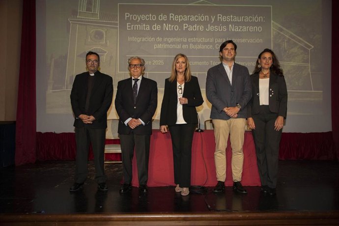 Foto familiar de la presentación del proyecto de reparación y restauración de la ermita de Nuestro Padre Jesús Nazareno de Bujalance.