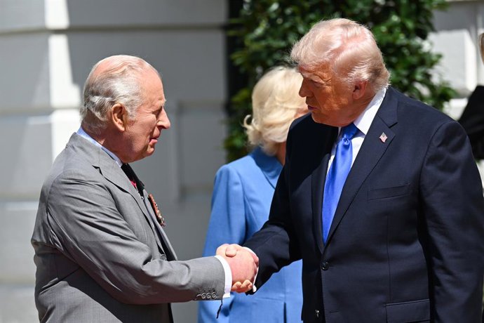 30 April 2026, US, Washington: US President Donald Trump (R) bids farewell to UK King Charles III and Queen Camilla in the Diplomatic Reception Room of the White House in Washington. Photo: Samir Hussein/PA Wire/dpa