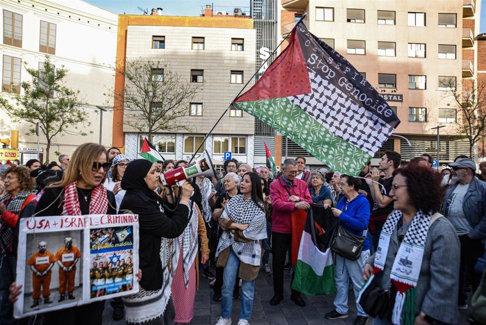 Decenas de personas durante una concentración en protesta por el ataque del ejército de Israel a la Global Sumud Flotilla, en la Plaça de Sants, a 30 de abril de 2026, en Barcelona, Catalunya (España).