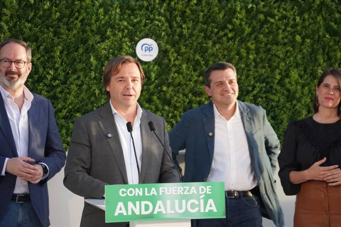 El director de campaña del PP de Andalucía y líder de la candidatura del PP de Córdoba a las próximas elecciones autonómicas del 17M, Antonio Repullo, en el acto junto a miembros de la candidatura y del PP cordobés.