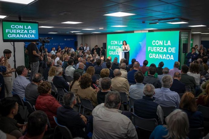 La cabeza de lista del PP de Granada, Rocío Díaz, durante su intervención en el acto de apertura de campaña electoral por el 17M.