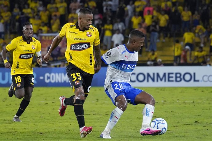 Futbol, Barcelona SC vs Universidad Catolica. Copa Libertadores 2026. El jugador de Universidad Catolica Jhojan Valencia diputa el balon contra Jefferson Intriago de Barcelona SC durante el partido del grupo D de la Copa Libertadores disputado en el