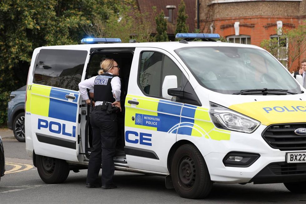 Una agente de la Policía británica tras el ataque a una sinagoga en el norte de Londres 