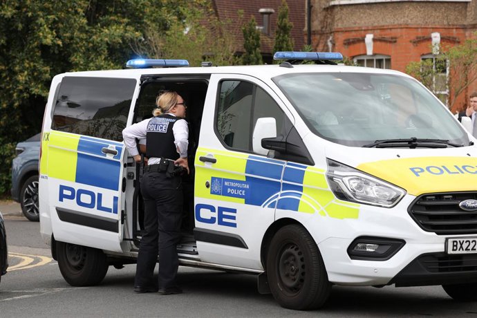 15 de abril de 2026, Londres, Reino Unido: Finchley, Reino Unido. Um policial em frente à Sinagoga Reformista de Finchley, em Finchley, norte de Londres, onde ocorreu um suposto ataque antissemita nesta manhã. Dois suspeitos lançaram coquetéis de火炎瓶 contr