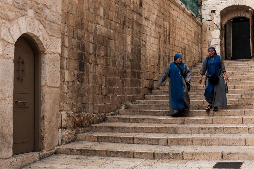 Archivo - Dos monjas caminan por Jerusalén