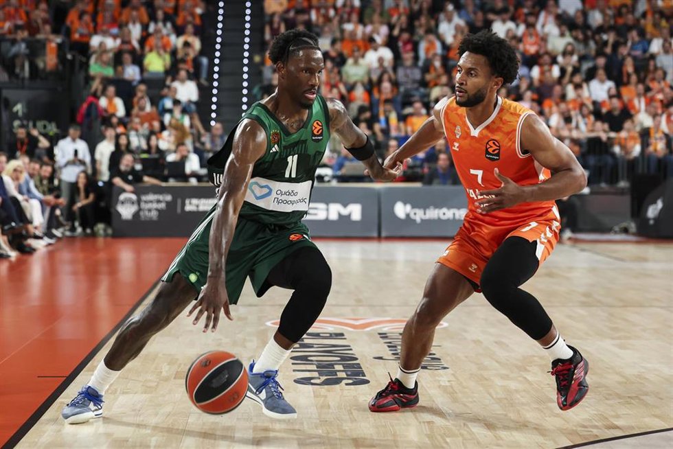 Nigel Hayes-Davis of Panathinaikos AKTOR Athens and Braxton Key of Valencia Basket in action during the EuroLeague Play Off Game 2 match between Valencia Basket and Panathinaikos Aktor Athens at Roig Arena on April 30, 2026 in Valencia, Spain.