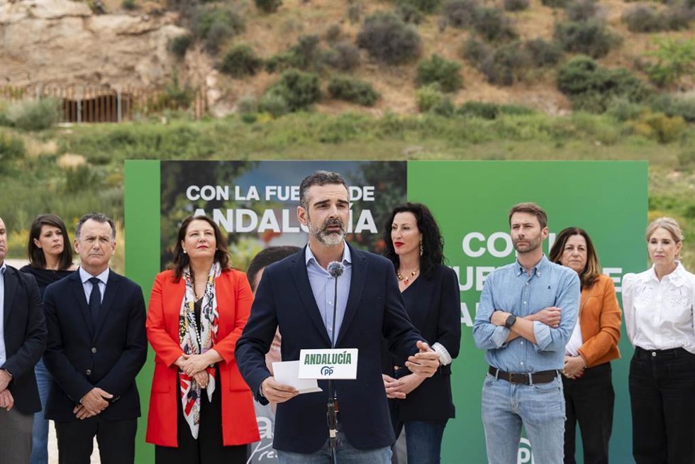 El cabeza de lista del PP al Parlamento andaluz por Almería, Ramón Fernández-Pacheco, en el arranque de la campaña electoral. 