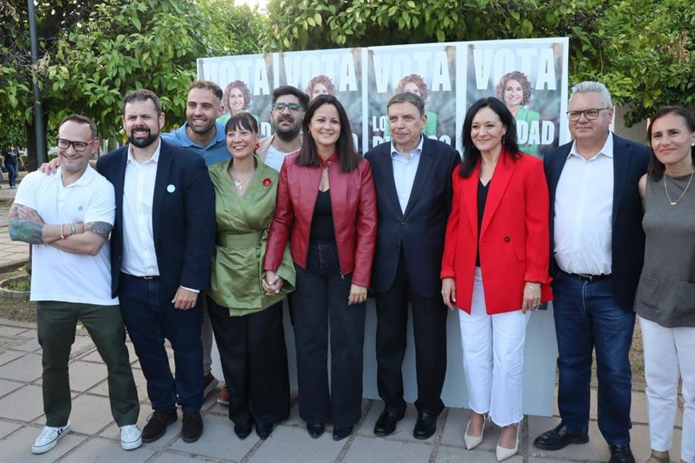 Silvia Mellado y Luis Planas (centro), junto a Rafi Crespín (3ª dcha.), junto miembros de la candidatura del PSOE por Córdoba para el 17M.