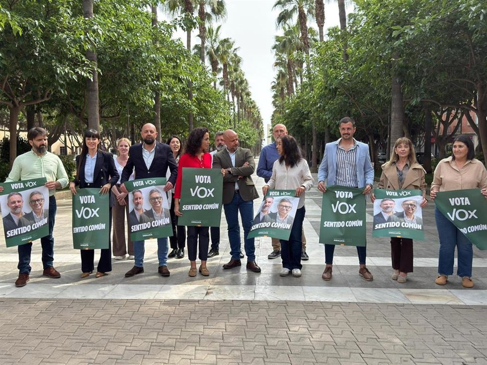 Los miembros de Vox en Almería muestran el cartel de la campaña electoral para las elecciones andaluzas del 17 de mayo.