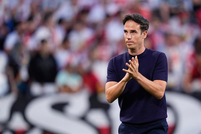 El entrenador del Rayo Vallecano Iñigo Pérez, ante el Estrasburgo en las semifinales de la UEFA Conference League 2025/26 en el Estadio de Vallecas.