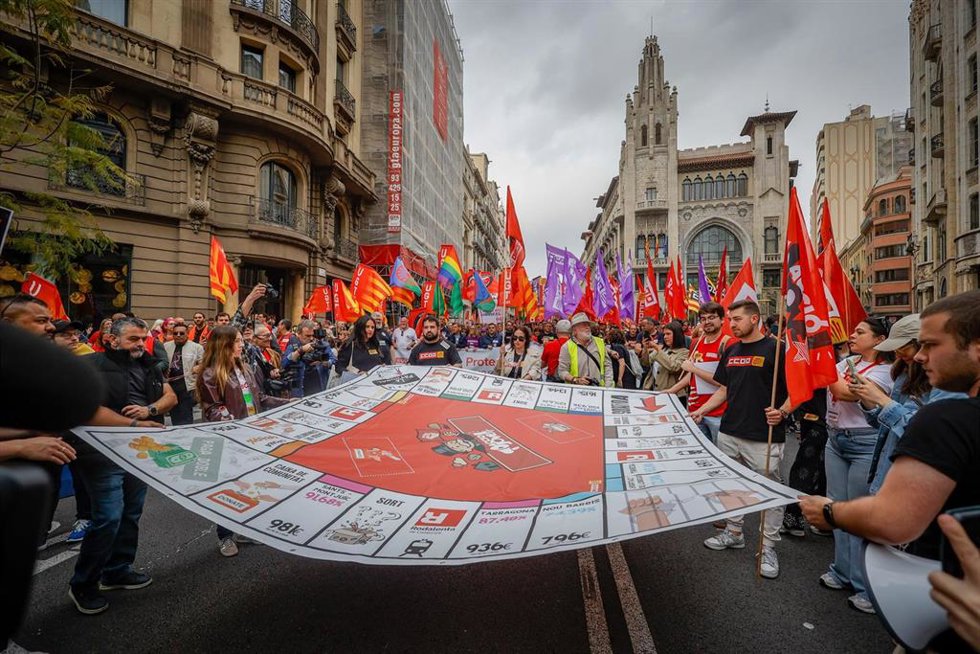 Archivo - Varias personas durante la manifestación por  el 1 de mayo en 2025