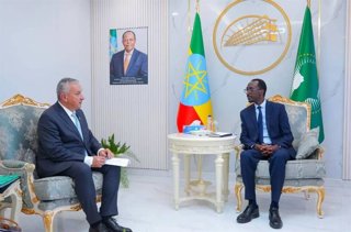 Archivo - El ministro de Asuntos Exteriores, Gedion Timothewos (derecha), junto con el comisario de la Unión Europea para Asociaciones Internacionales, Josef íkela (izquierda)