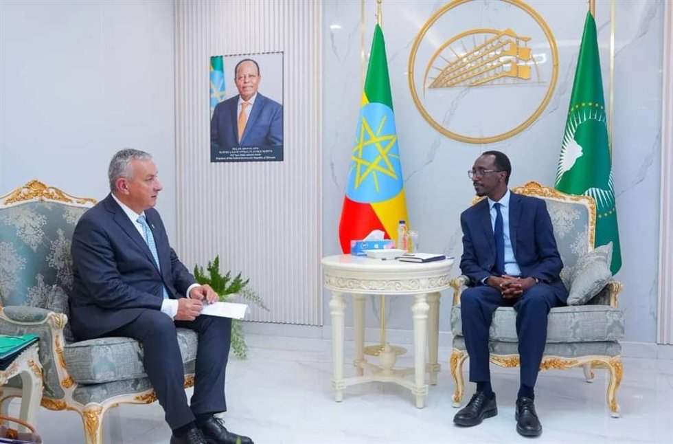 Archivo - El ministro de Asuntos Exteriores, Gedion Timothewos (derecha), junto con el comisario de la Unión Europea para Asociaciones Internacionales, Josef Šíkela (izquierda)