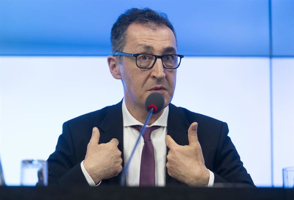 Archivo - El candidato de Los Verdes para las elecciones estatales de Baden-Württemberg, Cem Özdemir, participa en una rueda de prensa en el Parlamento del estado al día siguiente de las elecciones