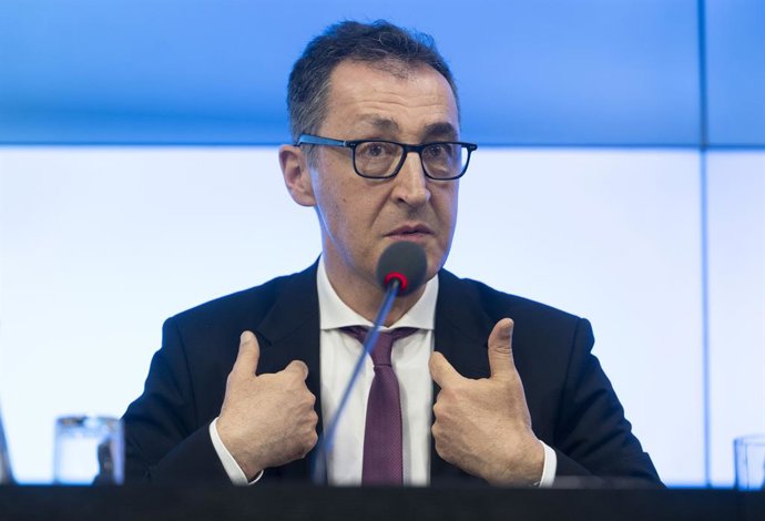 Archivo - 09 March 2026, Baden-Württemberg, Ehingen (Donau): Cem Oezdemir, top candidate of the Greens for the state election in Baden-Wuerttemberg, takes part in a press conference in the Citizens' and Media Center of the Baden-Wuerttemberg state parliam