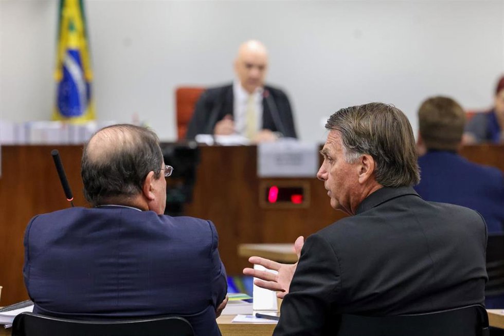 Archivo - El expresidente brasileño Jair Bolsonaro habla con su abogado durante el juicio en el Tribunal Supremo por el intento de golpe de Estado que lideró