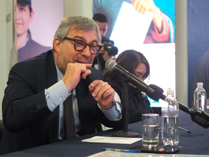 9 de abril de 2026, Lima, Peru: Piero Corvetto Salinas, diretor do Escritório Nacional de Processos Eleitorais (ONPE), dá uma entrevista coletiva sobre o sistema de apuração de votos e os prazos para a divulgação dos resultados das próximas eleições gerai