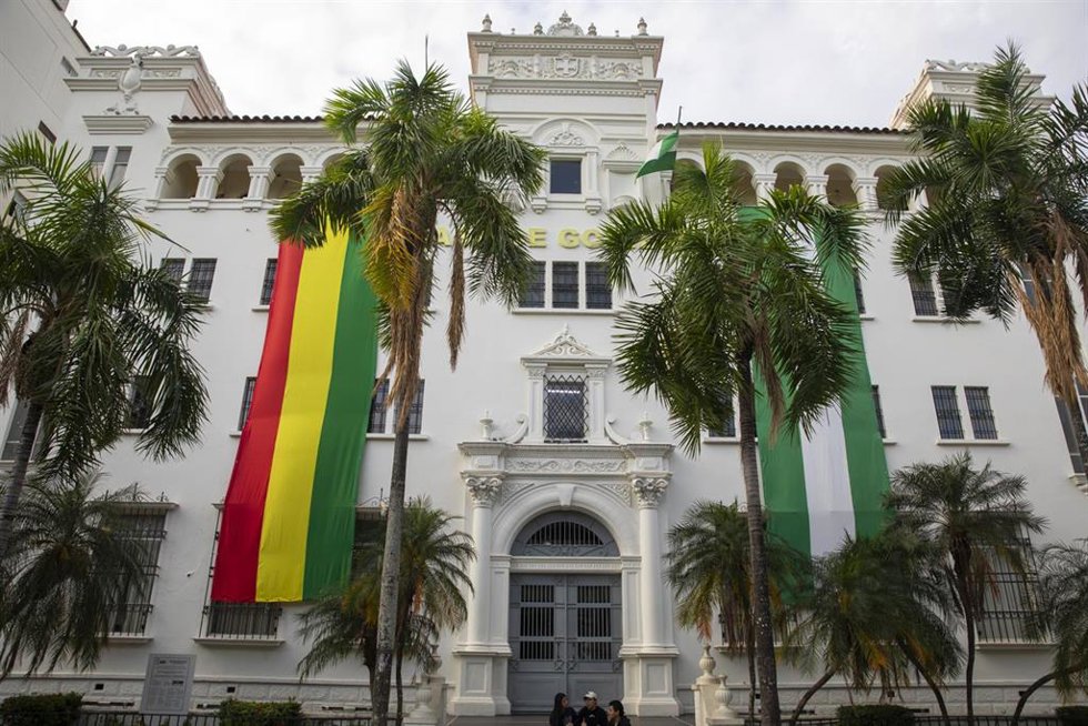 Archivo - Estandartes verticales con la bandera tricolor boliviana (roja, amarilla y verde) y la bandera verde y blanca del departamento de Santa Cruz cuelgan de la fachada del Palacio de Gobierno en Santa Cruz de la Sierra