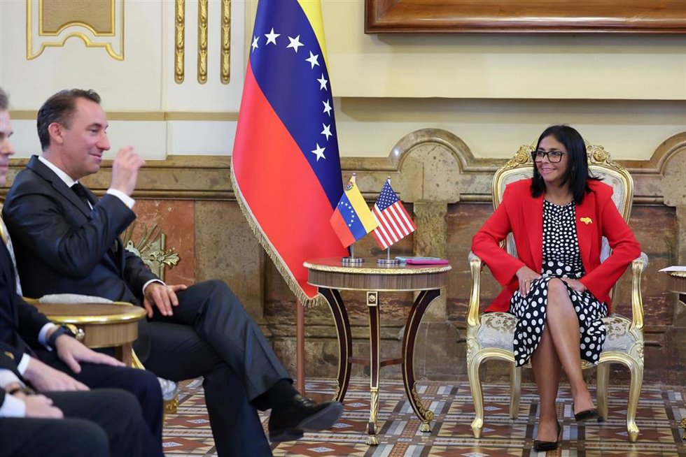 La presidenta encargada de Venezuela, Delcy Rodríguez, junto al director ejecutivo del Consejo Nacional de Dominio Energético de Estados Unidos, Jarrod Agen