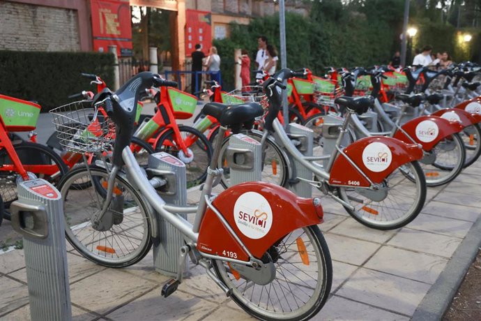 Archivo - Bicicletas municipales en el centro de Sevilla, en foto de archivo.