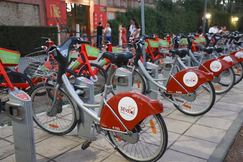 Archivo - Bicicletas municipales en el centro de Sevilla, en foto de archivo.