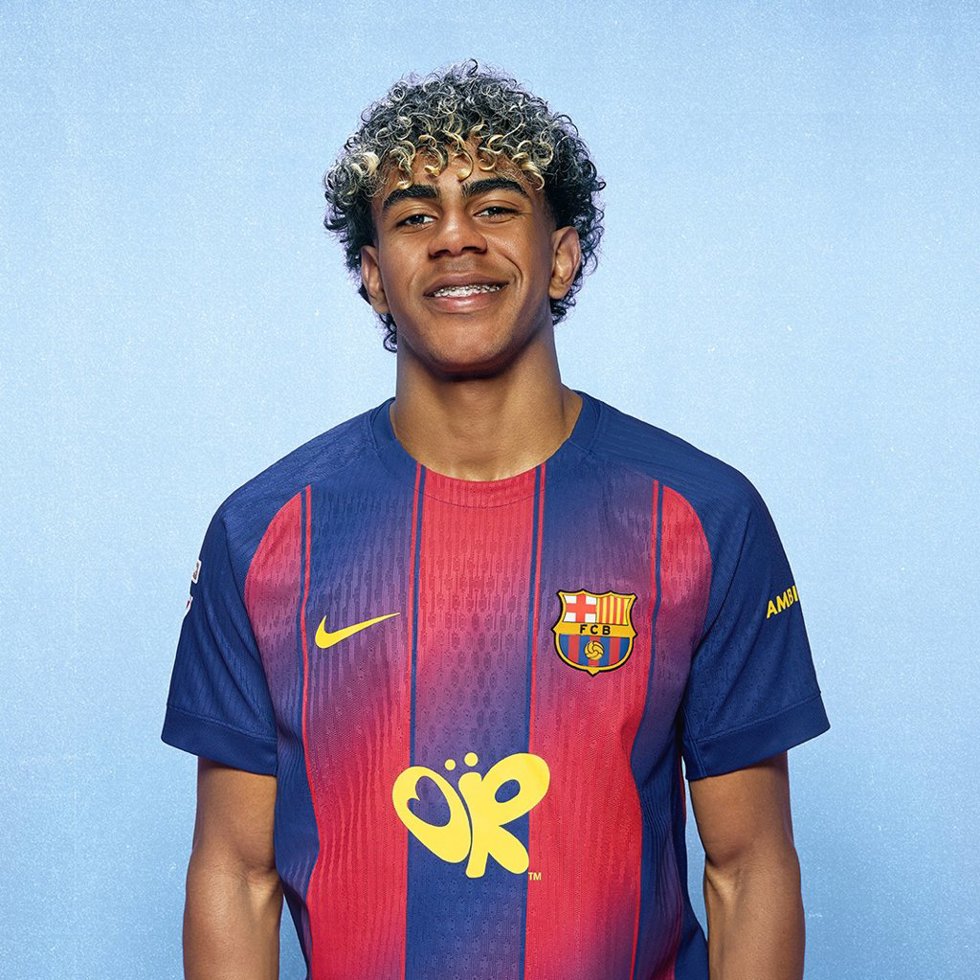 El jugador Lamine Yamal con la camiseta que el FC Barcelona lucirá con el logo de la artista Olivia Rodrigo