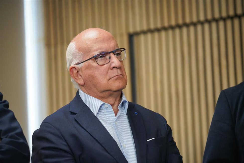 Archivo - El eurodiputado del PP, Javier Zarzalejos, durante una rueda de prensa tras su visita a la empresa Aernnova Aeroestructuras, a 31 de mayo de 2024, en Berantevilla, Álava, País Vasco España). Feijóo ha visitado esta empresa de aeroestructuras con