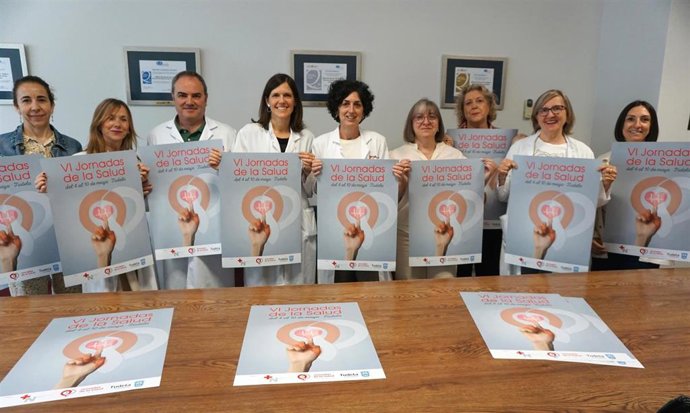 Profesionales del Área de Salud de Tudela con los carteles anunciadores de las jornadas.