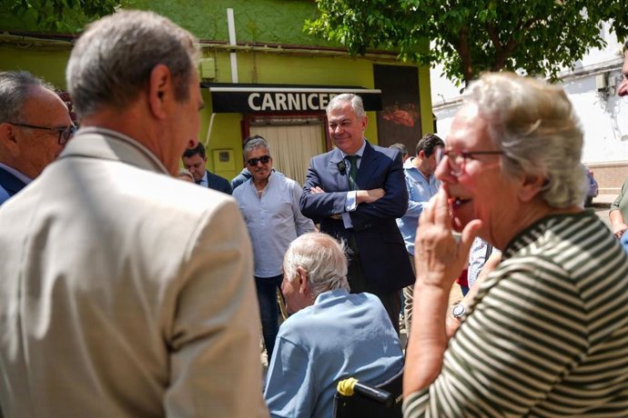 El alcalde José Luis Sanz con vecinos del Tiro de Línea.