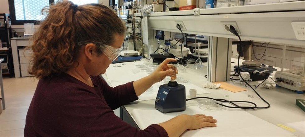 Este material, diseñado en laboratorio, retiene contaminantes altamente tóxicos como el plomo, el cadmio o el mercurio, asociados a graves problemas de salud, y que se encuentran de forma frecuente en aguas afectadas por actividad industrial o minera.