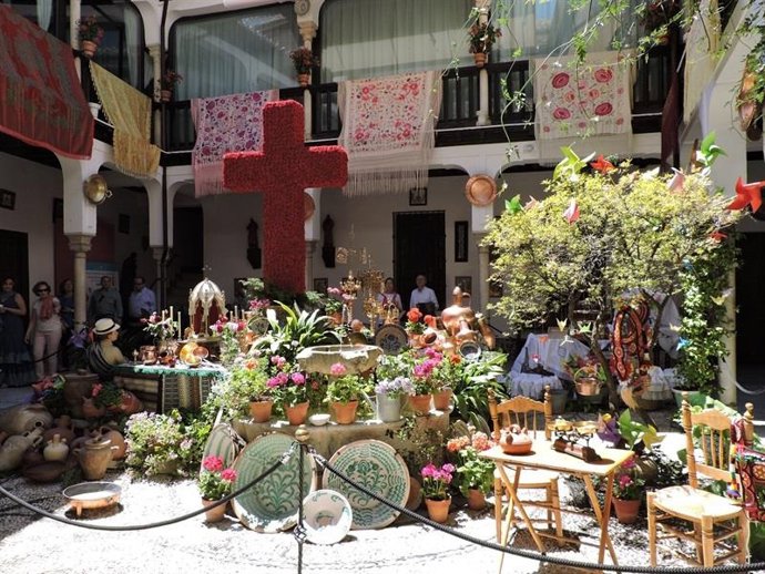 Archivo - Cruz de mayo en Granada (imagen de archivo). 
