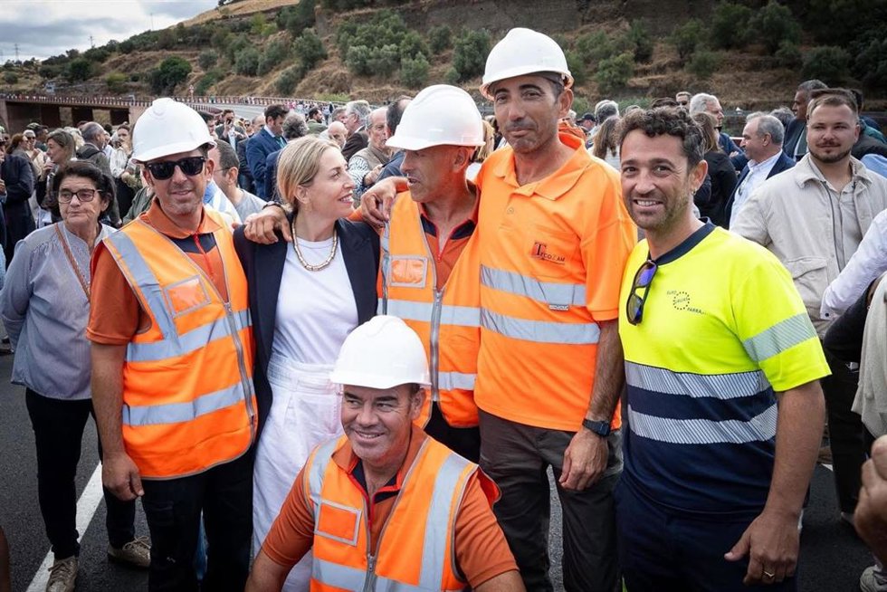 María Guardiola, en una foto junto  trabajadores difundida en su cuenta de X.