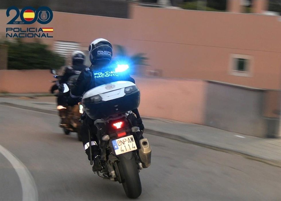Agentes de la Policía Nacional en moto por las calles de Palma.