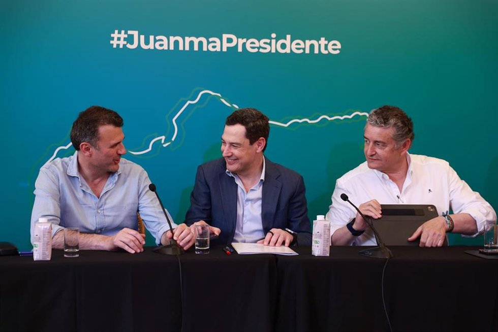 El presidente del PP de Andalucía, Juanma Moreno (c), el candidato número uno por Cádiz, Antonio Sanz (d), y el alcalde de Cádiz, Bruno García (i), durante un acto del PP.  