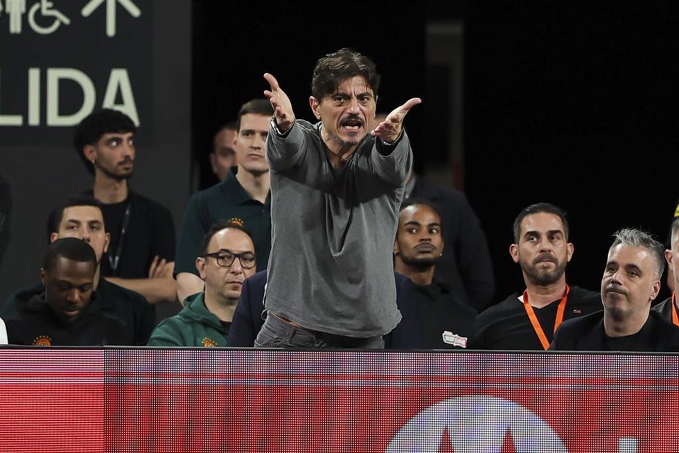 Dimitris Giannakopoulos, presidente del Panathinaikos, en el Roig Arena