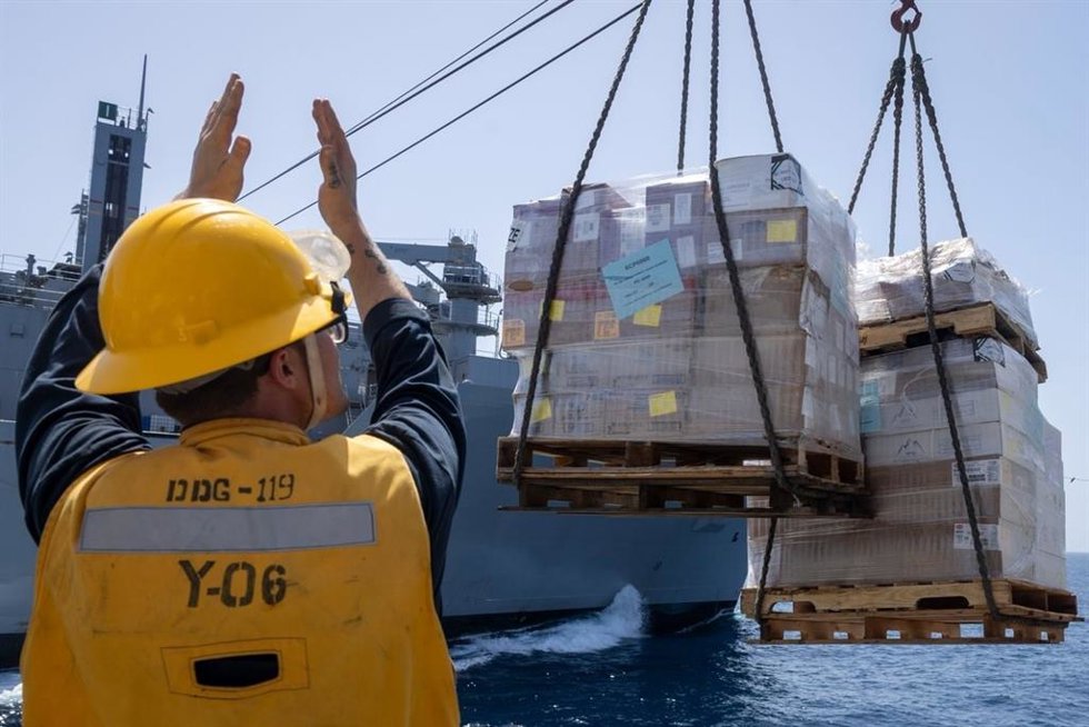 Archivo - Labores de reabastecimiento del destructor 'USS Delbert D. Black' de la Armada de Estados Unidos durante su despliegue en Oriente Próximo