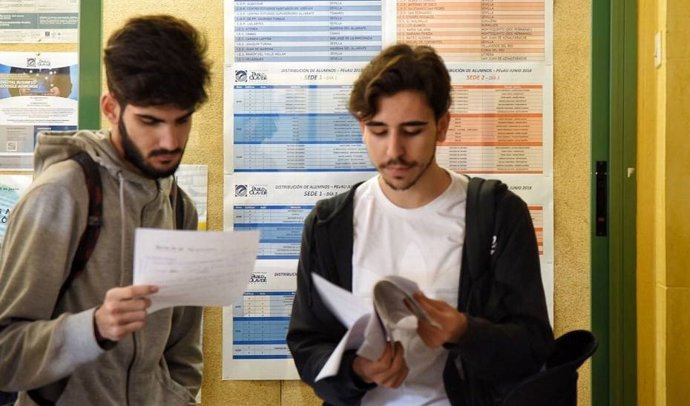 Archivo - Alumnos universitarios