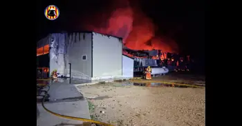 Bomberos extinguen un incendio en una granja de pollos vacía en Sinarcas