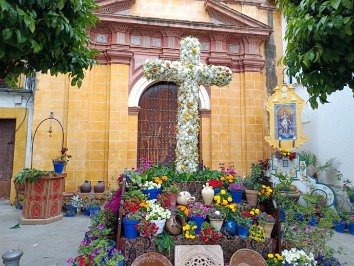 Cruz de mayo ante la Ermita de la Virgen del Socorro.