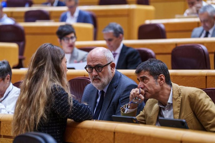 Archivo - El senador de JxCAT Eduard Pujol Bonell (2d) durante una sesión plenaria, en el Senado, a 5 de noviembre de 2025, en Madrid (España). E