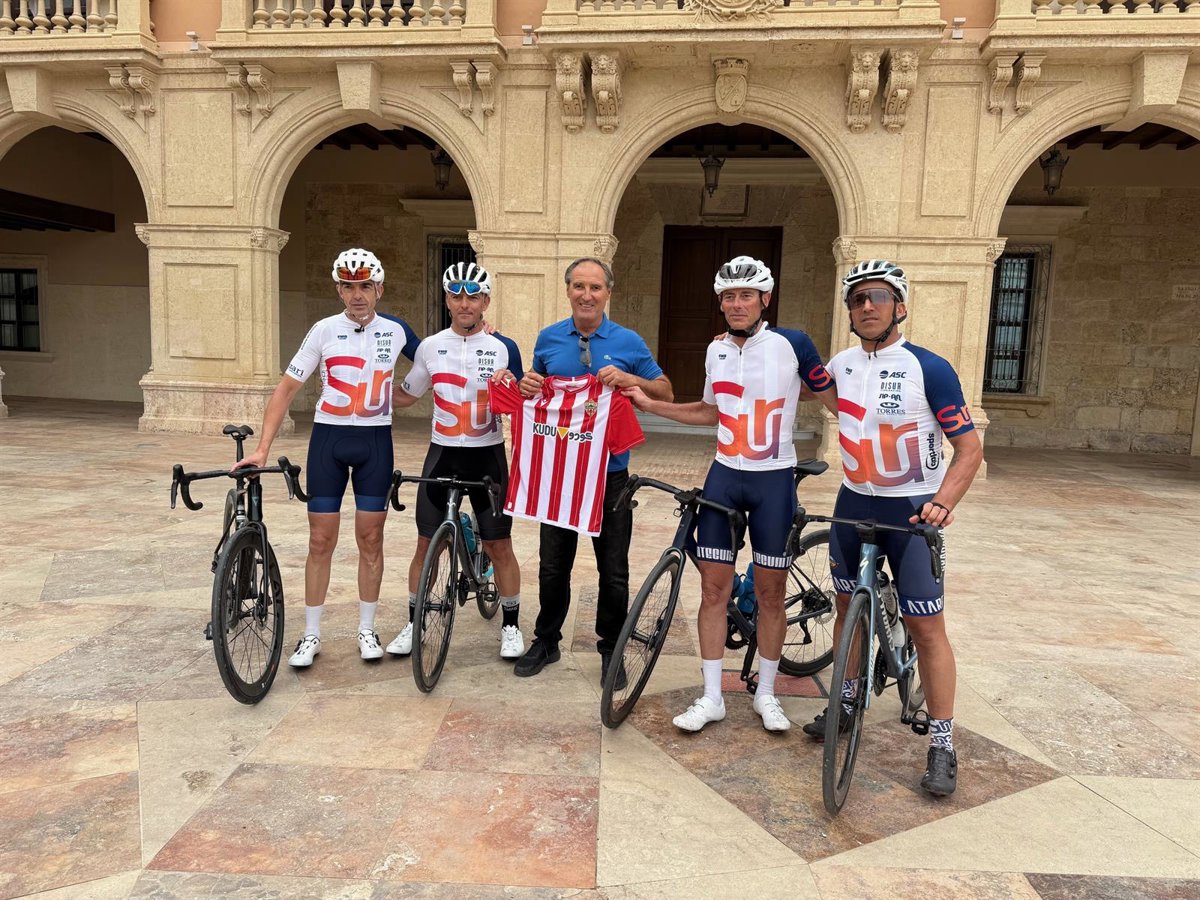 El concejal Antonio Casimiro recibe en Almería al club Suma+ en su reto solidario en bicicleta