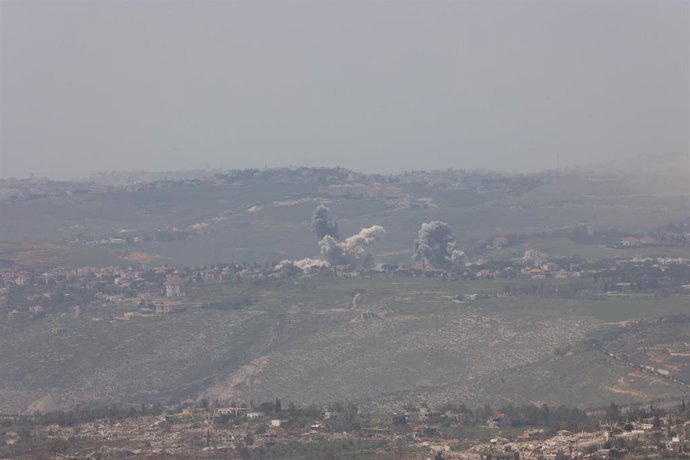 Columna de humo tras un bombardeo del Ejército de Israel contra el sur de Líbano, a pesar del alto el fuego pactado a mediados de abril de 2026 (archivo)