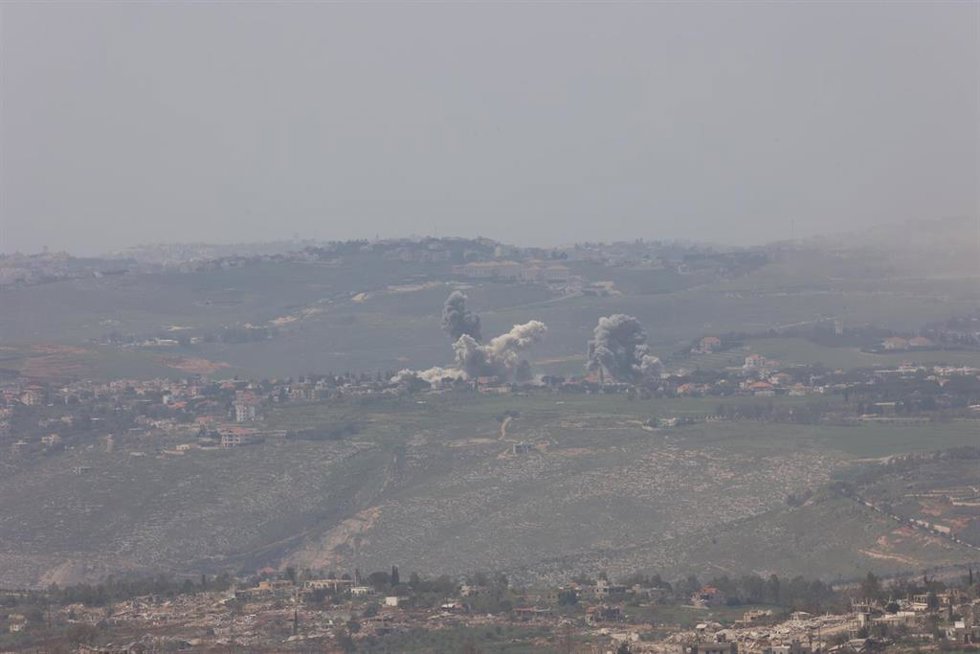 Columna de humo tras un bombardeo del Ejército de Israel contra el sur de Líbano, a pesar del alto el fuego pactado a mediados de abril de 2026 (archivo)