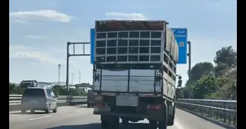 La Guardia Civil intercepta en la A-7 un camión que circulaba cargado y con 26 defectos técnicos de gravedad