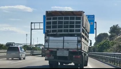 La Guardia Civil intercepta en la A-7 un camión que circulaba cargado y con 26 defectos técnicos de gravedad
