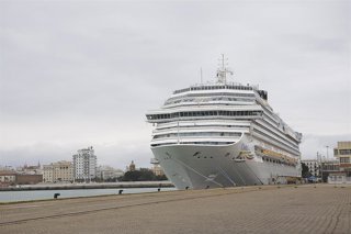 Un crucero anclado en el puerto de Cádiz