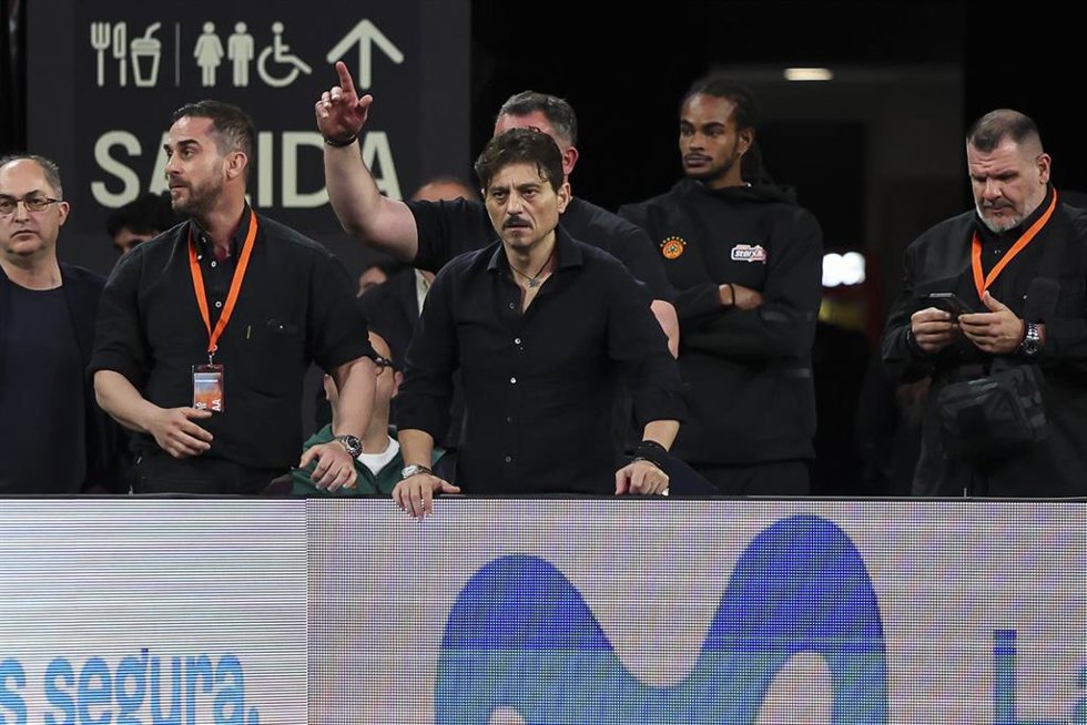 Dimitris Giannakopoulos, presidente del Panathinaikos, en el Roig Arena